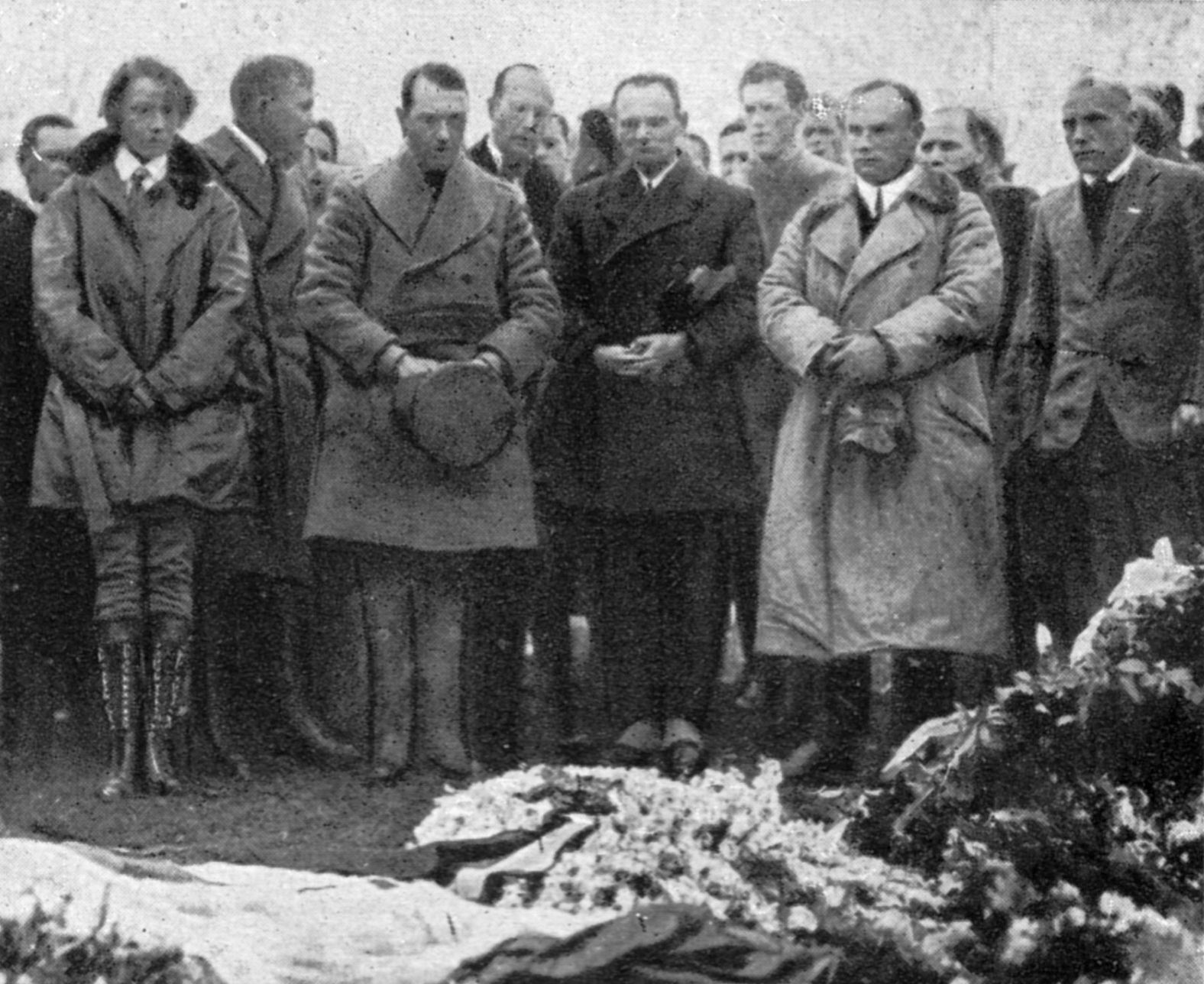 Köhl, von Hünefeld, Fitzmaurice und andere am frischen Grab von Floyd Bennett